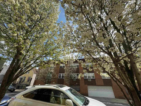 $1,925 | 210 Bergenline Avenue, Unit 12, Union City, NJ 07087