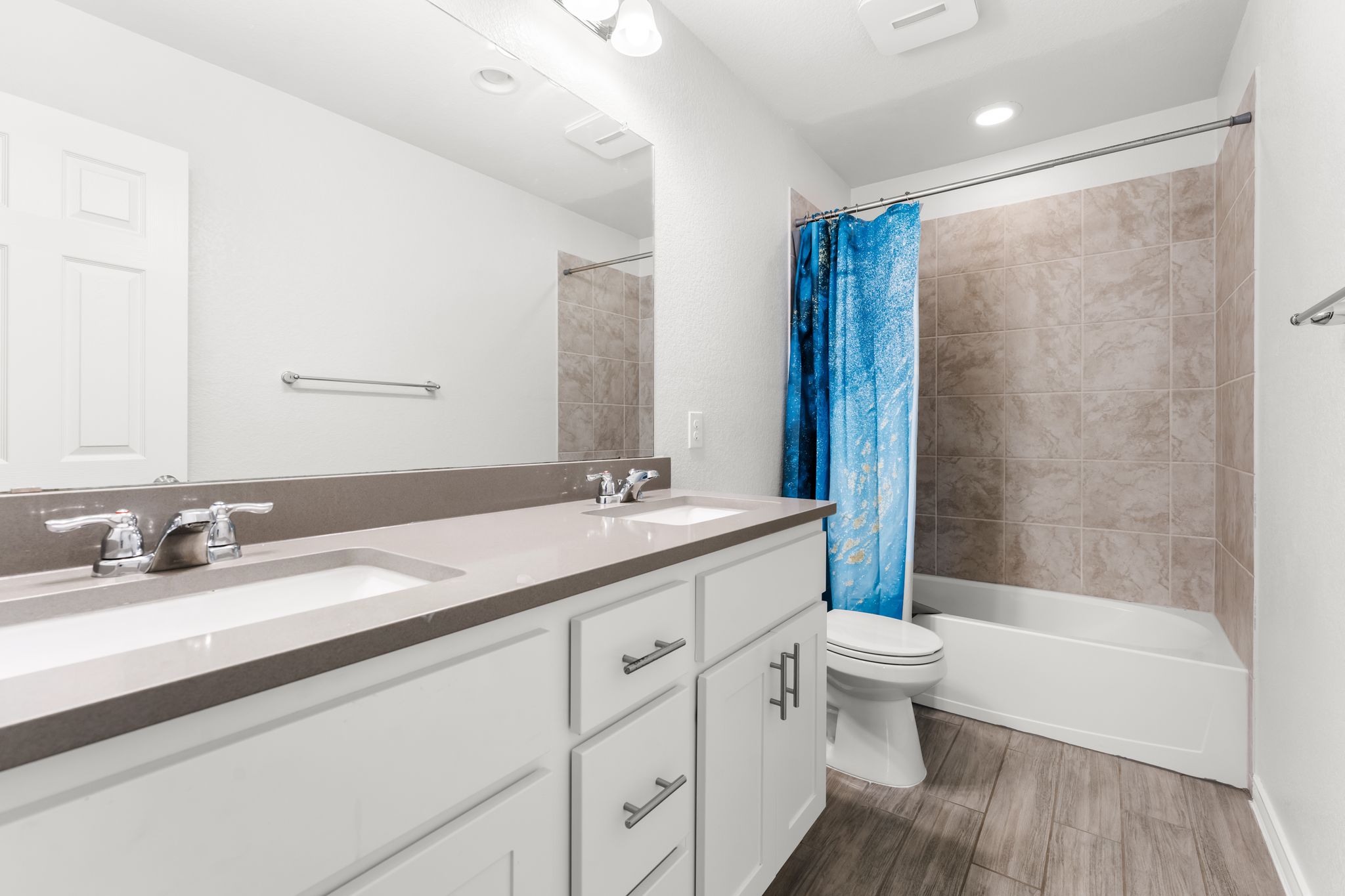 974 Pepperbark Loop Buda, TX 78610 - Photo 27 of 40 Secondary Bathroom with double vanity and shower/tub combo.