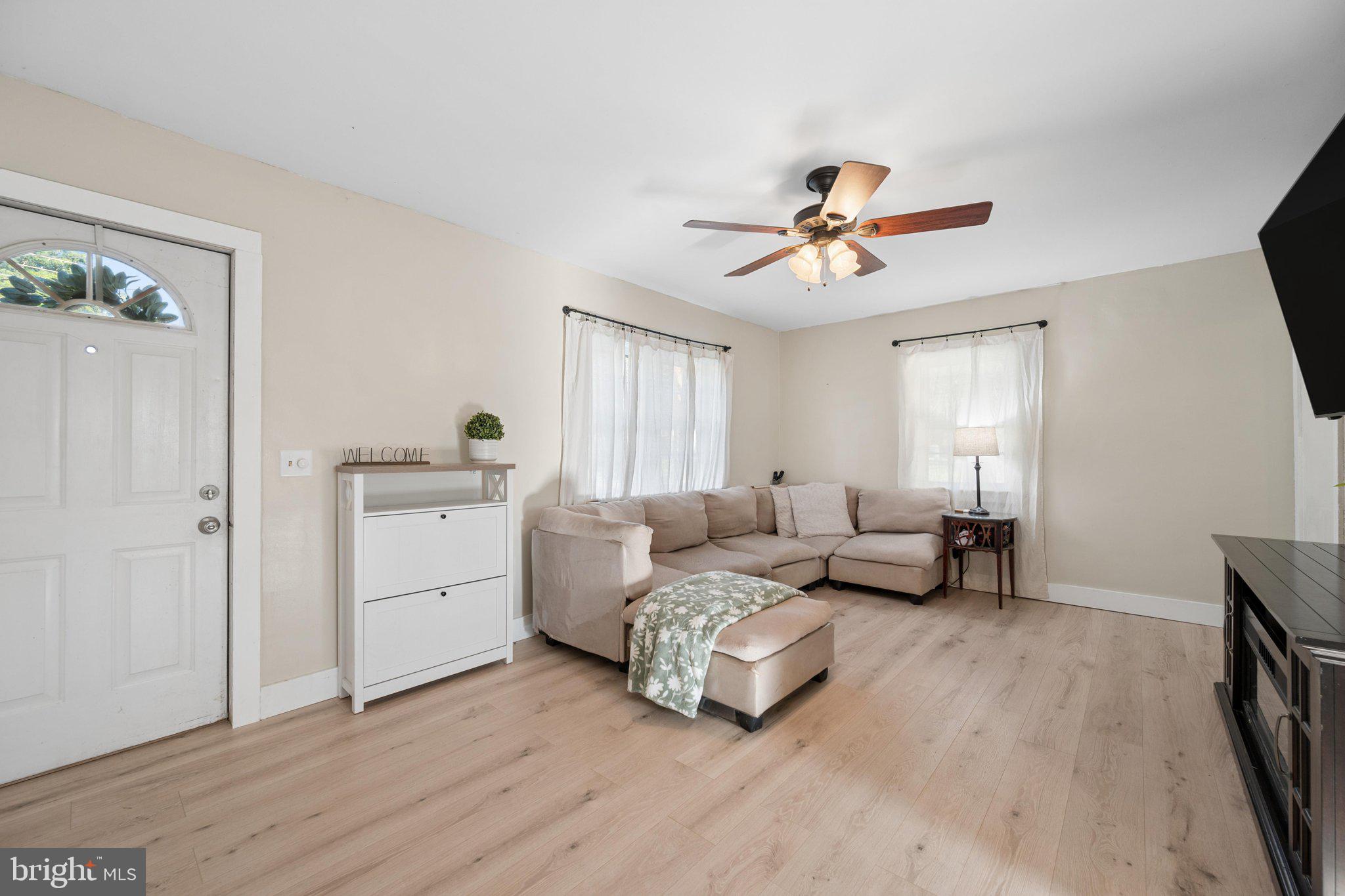 15851 Smith Road Thurmont, MD 21788 - Photo 4 of 59 Living Room
