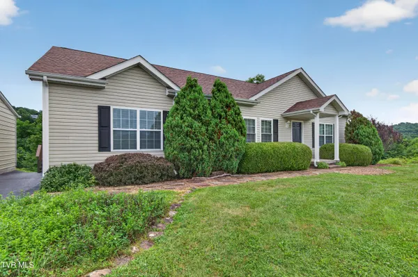$279,900 | 220 Crossroads Place, Lebanon, VA 24266