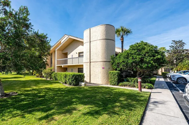a view of a back yard