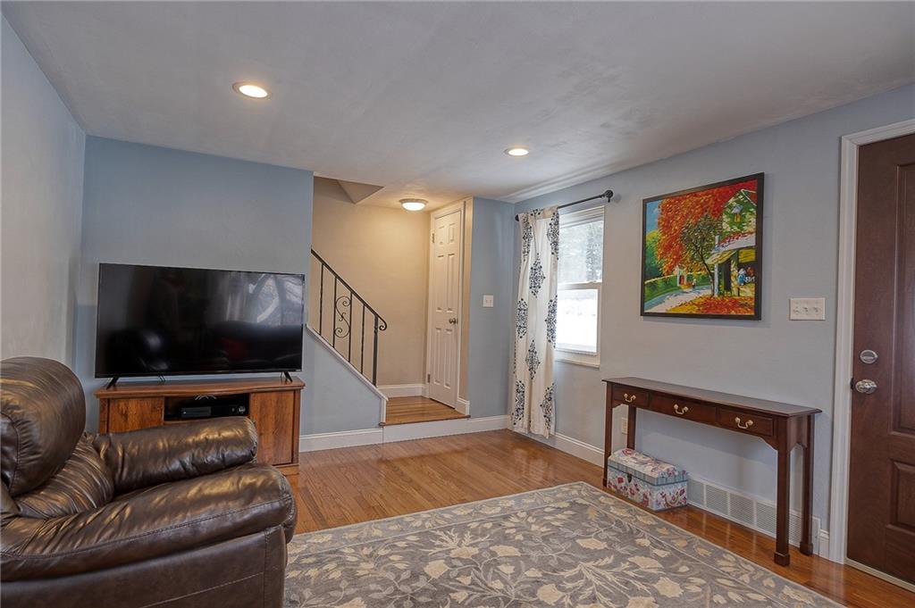 116 Rockingham Road Pittsburgh, PA 15238 - Photo 3 of 24 Gallery Image 3