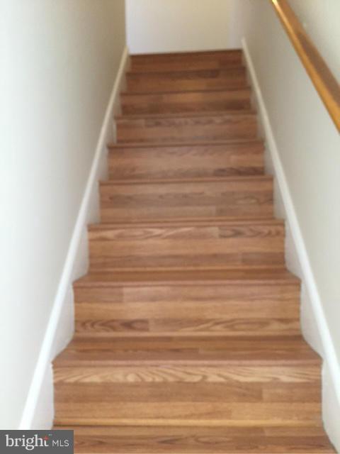 2344 Southgate Square Reston, VA 20191 - Photo 13 of 25 Easy maintenance stairway