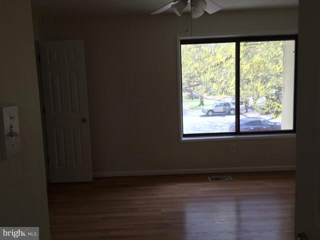 2344 Southgate Square Reston, VA 20191 - Photo 16 of 25 Large master with ceiling fan