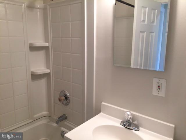 2344 Southgate Square Reston, VA 20191 - Photo 20 of 25 2nd bath on upper level