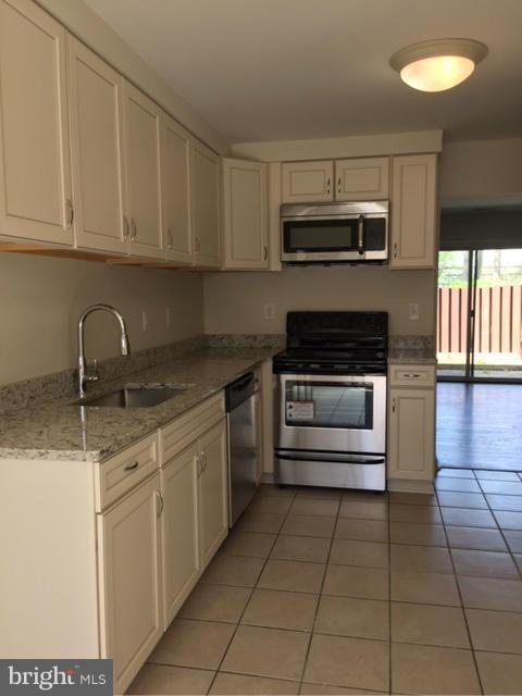 2344 Southgate Square Reston, VA 20191 - Photo 6 of 25 Granite counter tops!!!