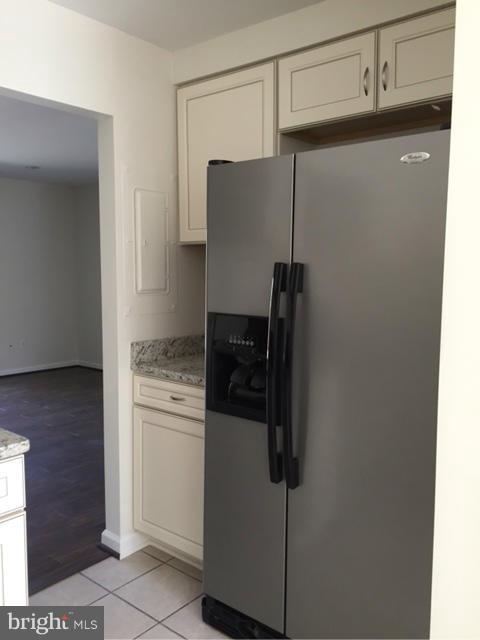 2344 Southgate Square Reston, VA 20191 - Photo 7 of 25 Kitchen - additional counter space next to fridge!