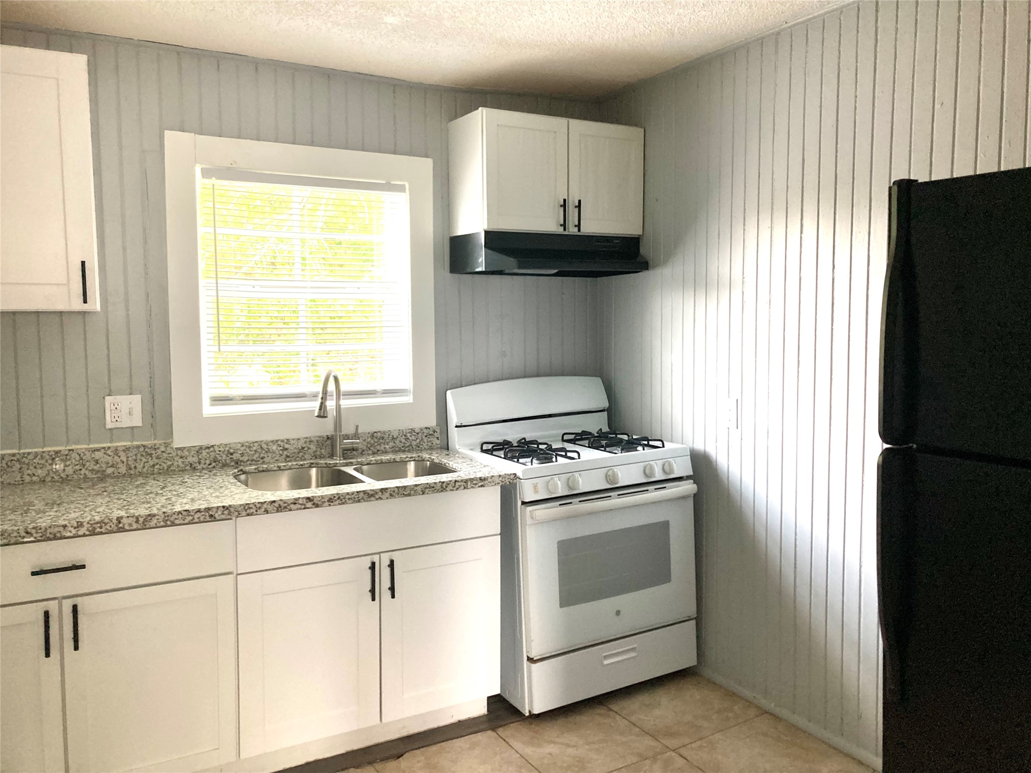 3315 Reeves Street, Unit 3 Houston, TX 77004 - Photo 5 of 8 a kitchen with appliances cabinets and a window
