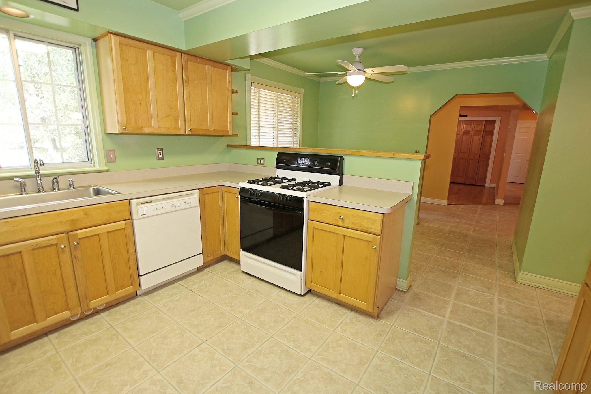 1845 Crestline Street Rochester, MI 48307 - Photo 15 of 58 15) Kitchen.jpg