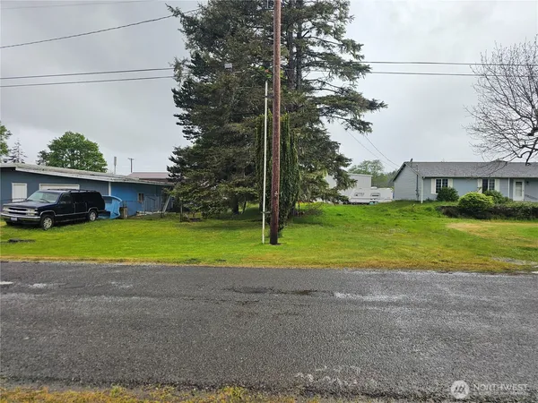 a view of a house with a backyard