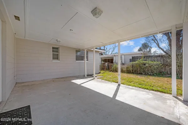 a view of a backyard