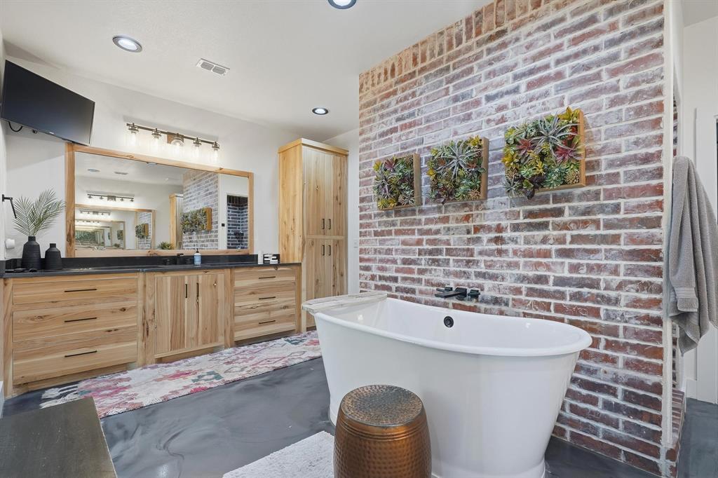 519 Wimberly Road Merkel, TX 79536 - Photo 26 of 40 a bathroom with a sink and a bathtub