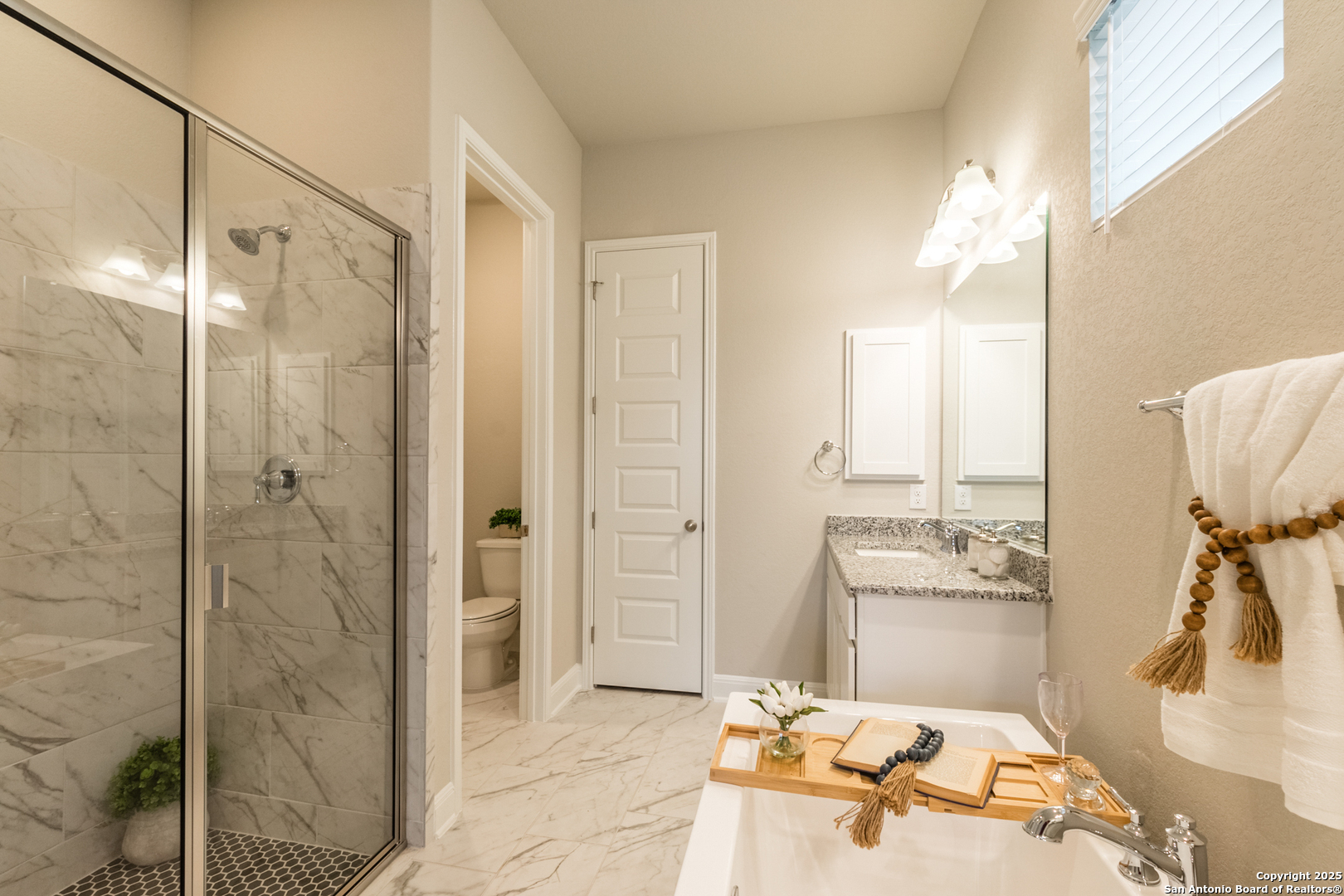 108 Rosanna Ridge Universal City, TX 78148 - Photo 27 of 58 a bedroom with a bed and a mirror