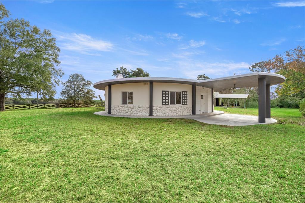 6391 Southeast 186 Terrace Morriston, FL 32668 - Photo 30 of 53 a view of a house with backyard and garden