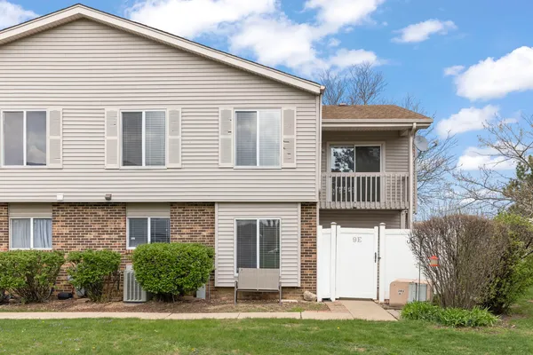 $275,000 | 9 East Fernwood Drive, Bolingbrook, IL 60440