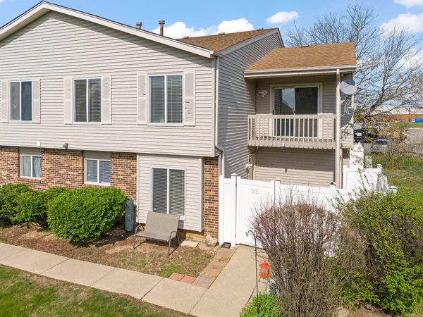 $275,000 | 9 East Fernwood Drive, Bolingbrook, IL 60440