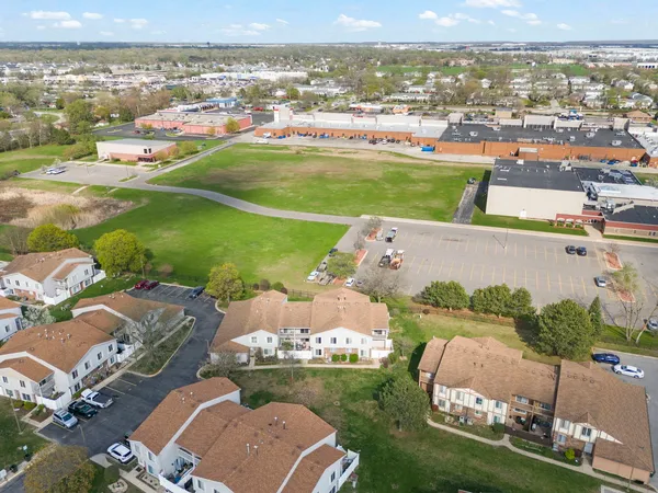 $275,000 | 9 East Fernwood Drive, Bolingbrook, IL 60440