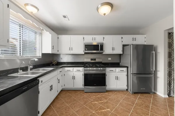 $275,000 | 9 East Fernwood Drive, Bolingbrook, IL 60440