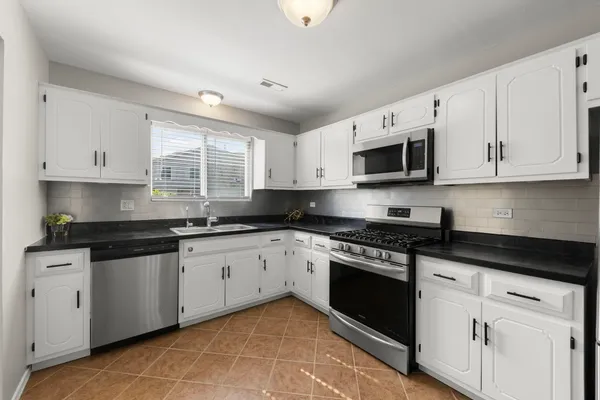 $275,000 | 9 East Fernwood Drive, Bolingbrook, IL 60440