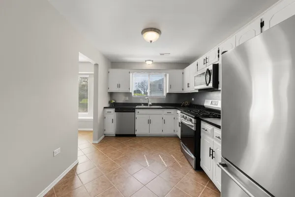 $275,000 | 9 East Fernwood Drive, Bolingbrook, IL 60440