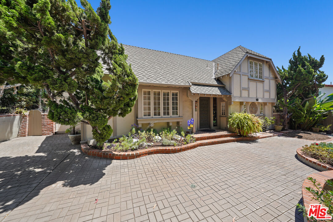 455 El Bosque Laguna Beach, CA 92651 - Photo 4 of 57 a view of a house with a bench in a patio