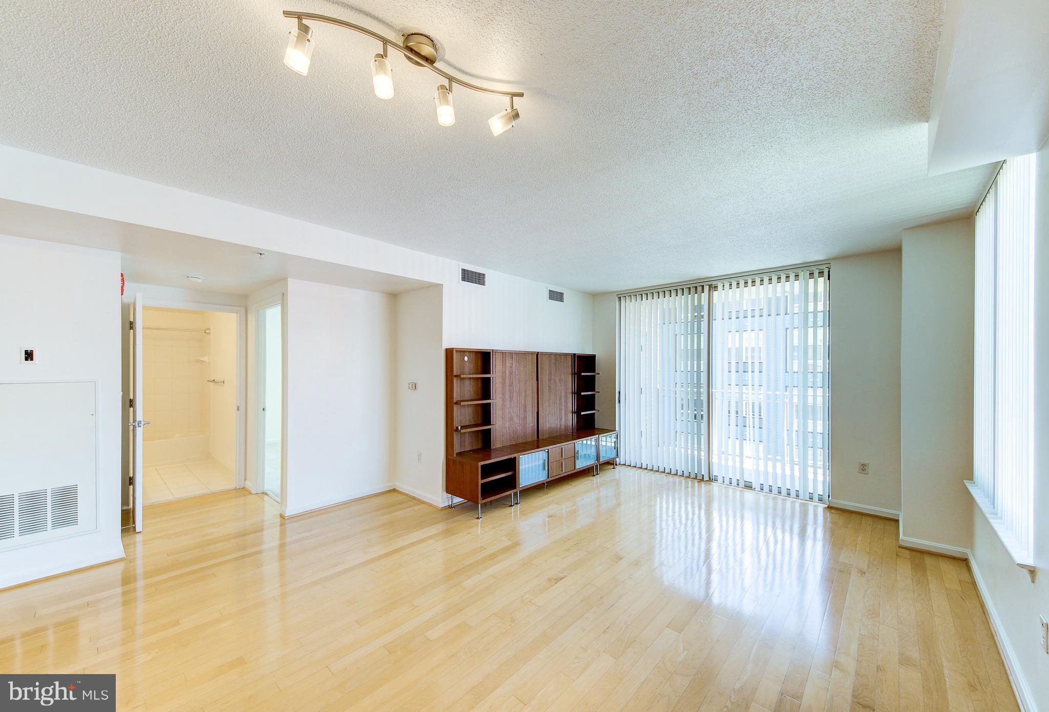 2726 Gallows Road, Unit 509 Vienna, VA 22180 - Photo 2 of 23 Living Room
