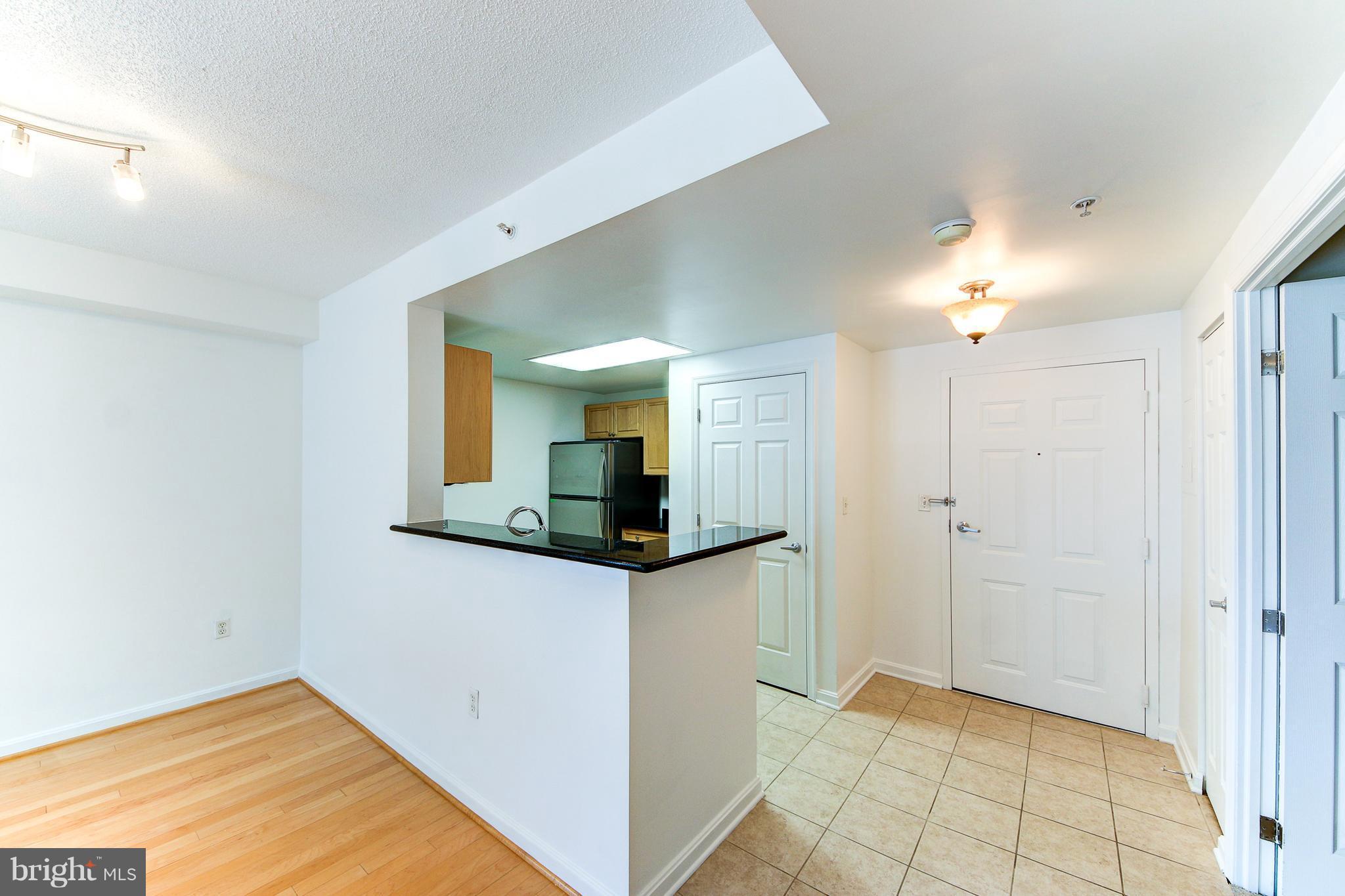2726 Gallows Road, Unit 509 Vienna, VA 22180 - Photo 4 of 23 Kitchen