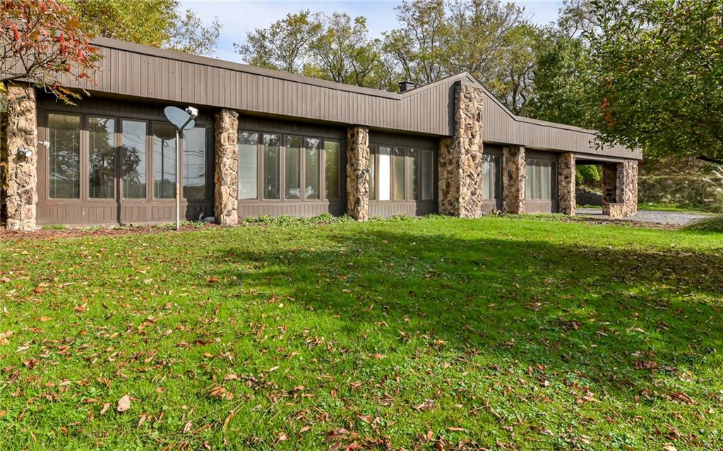 a view of a house with backyard and garden