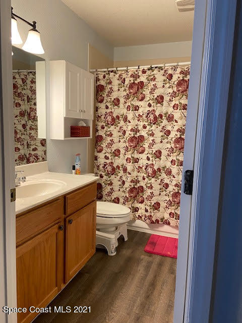 105 Turpial Way, Unit 105 Melbourne, FL 32901 - Photo 13 of 25 a bathroom with a sink and a mirror