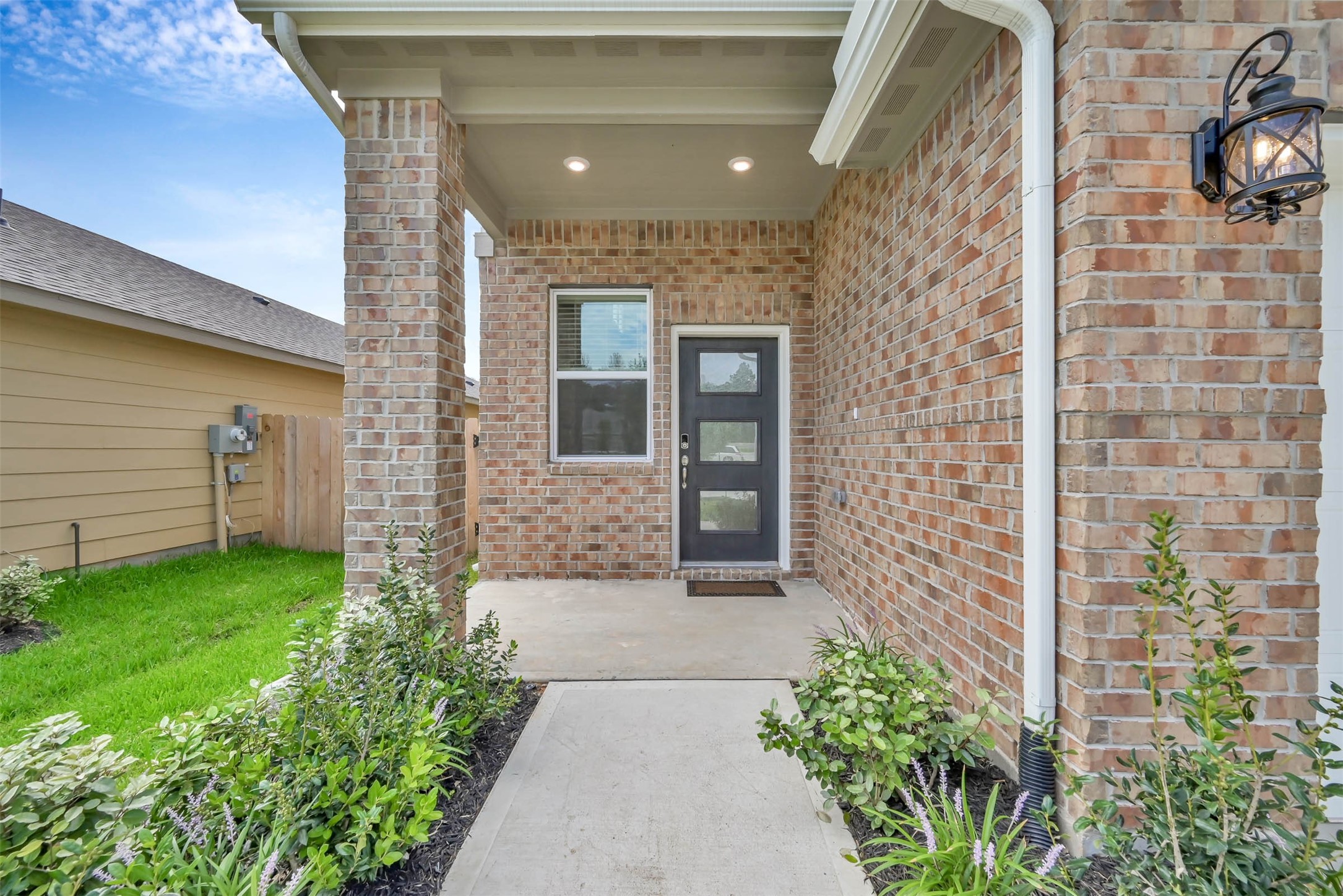 213 Harper Ridge Drive Montgomery, TX 77316 - Photo 3 of 34 a front view of a house with a garden