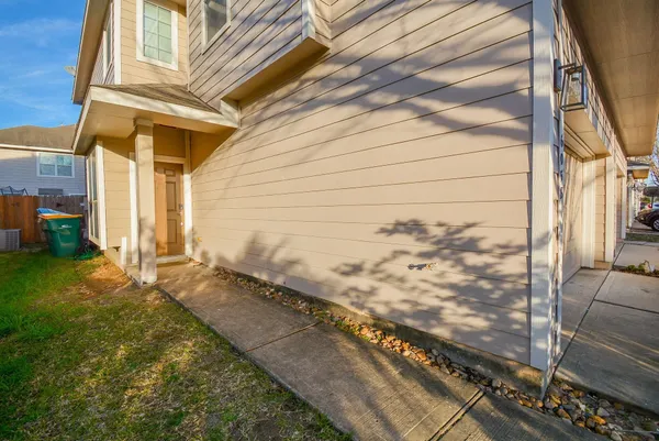 a view of a backyard