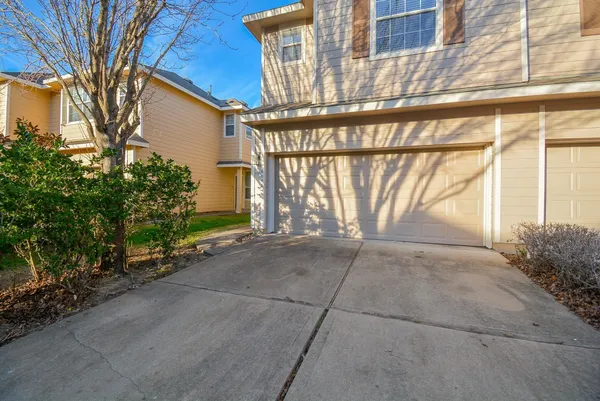 a view of backyard with a garden