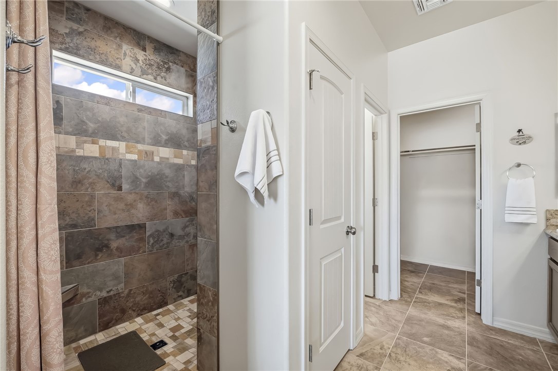 10809 North Jemez Road Kingman, AZ 86401 - Photo 12 of 51 Tiled shower with a transom window and decorative accent band