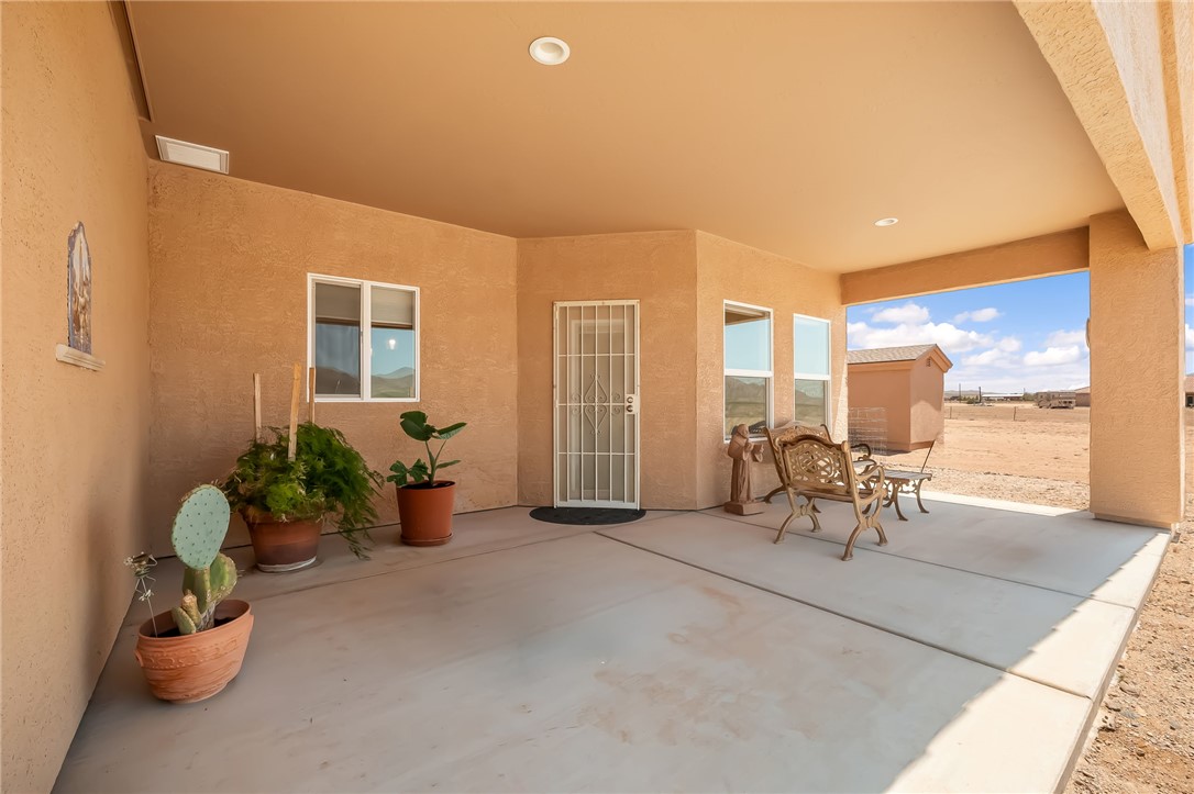 10809 North Jemez Road Kingman, AZ 86401 - Photo 20 of 51 Expansive covered patio featuring a concrete slab, stucco exterior walls, recessed lighting, and multiple windows