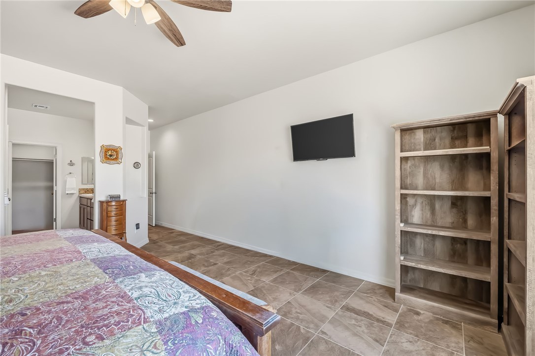 10809 North Jemez Road Kingman, AZ 86401 - Photo 44 of 51 Spacious room featuring neutral tone tile flooring and light-colored walls