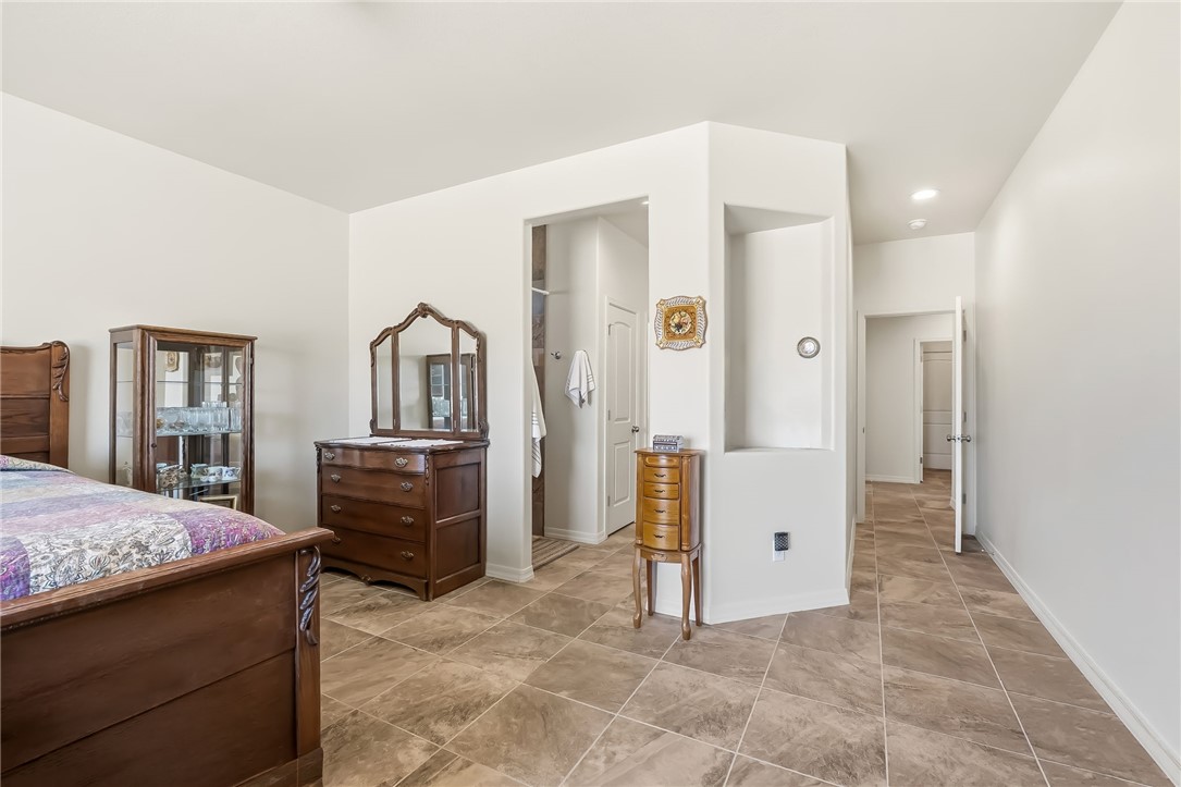 10809 North Jemez Road Kingman, AZ 86401 - Photo 45 of 51 Spacious interior featuring large format tile flooring throughout