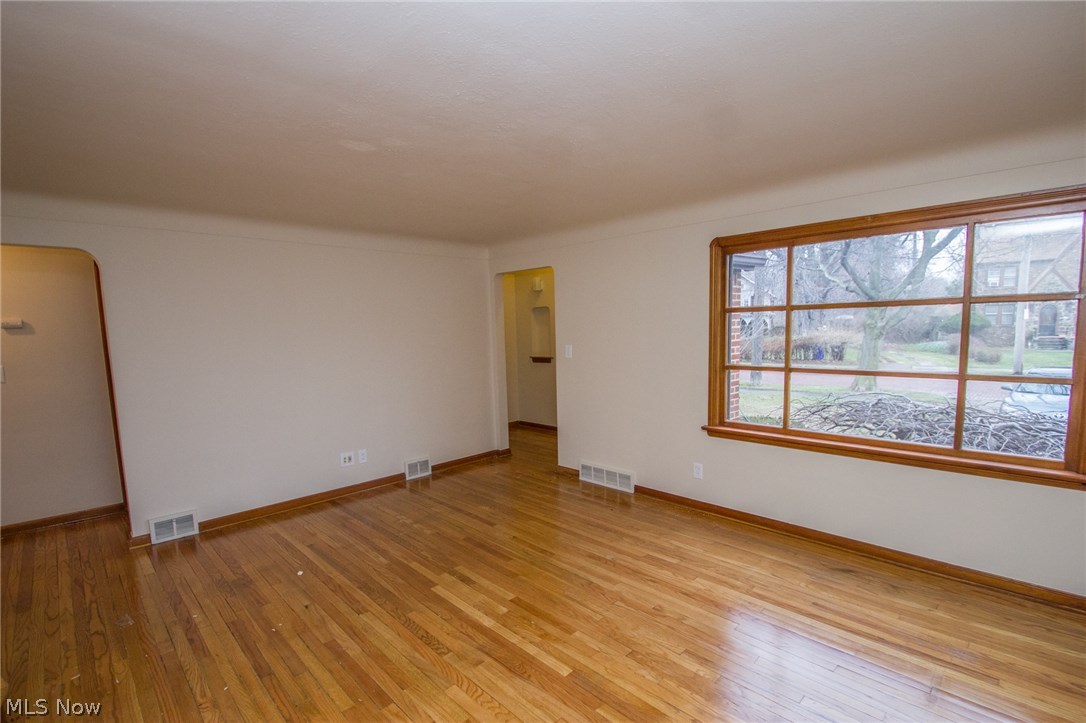 17916 Nottingham Road Cleveland, OH 44119 - Photo 6 of 32 Gallery Image 6