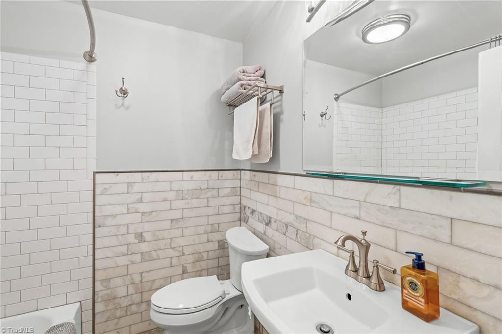 610 Colonial Drive High Point, NC 27262 - Photo 19 of 38