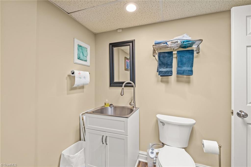 610 Colonial Drive High Point, NC 27262 - Photo 29 of 38