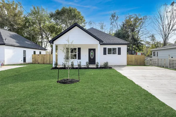 a view of house with a yard