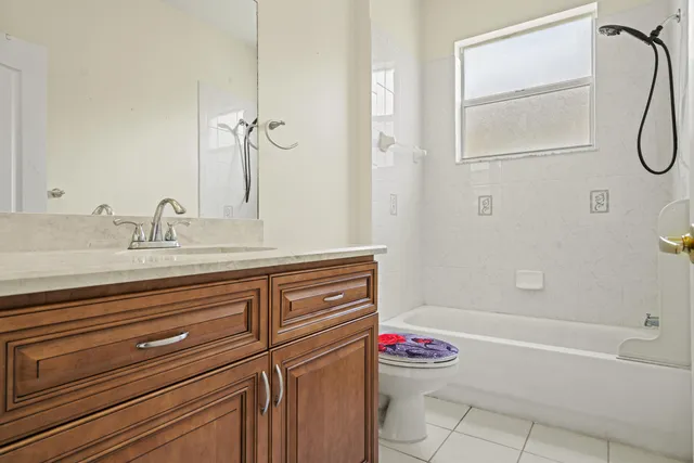 a view of a livingroom with washer and dryer