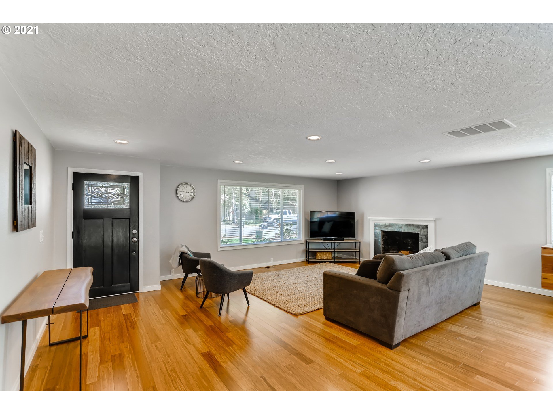 8960 Southwest Arapaho Road Tualatin, OR 97062 - Photo 4 of 29 Gallery Image 4