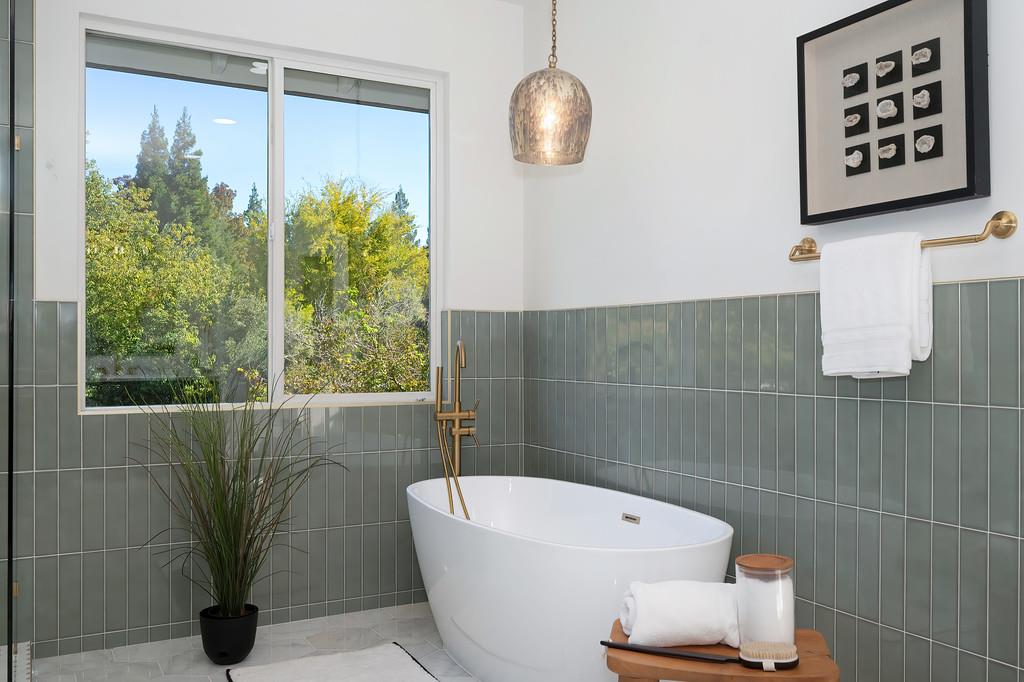 9042 Cedar Ridge Drive Granite Bay, CA 95746 - Photo 76 of 96 a bathroom with a toilet a sink and bathtub