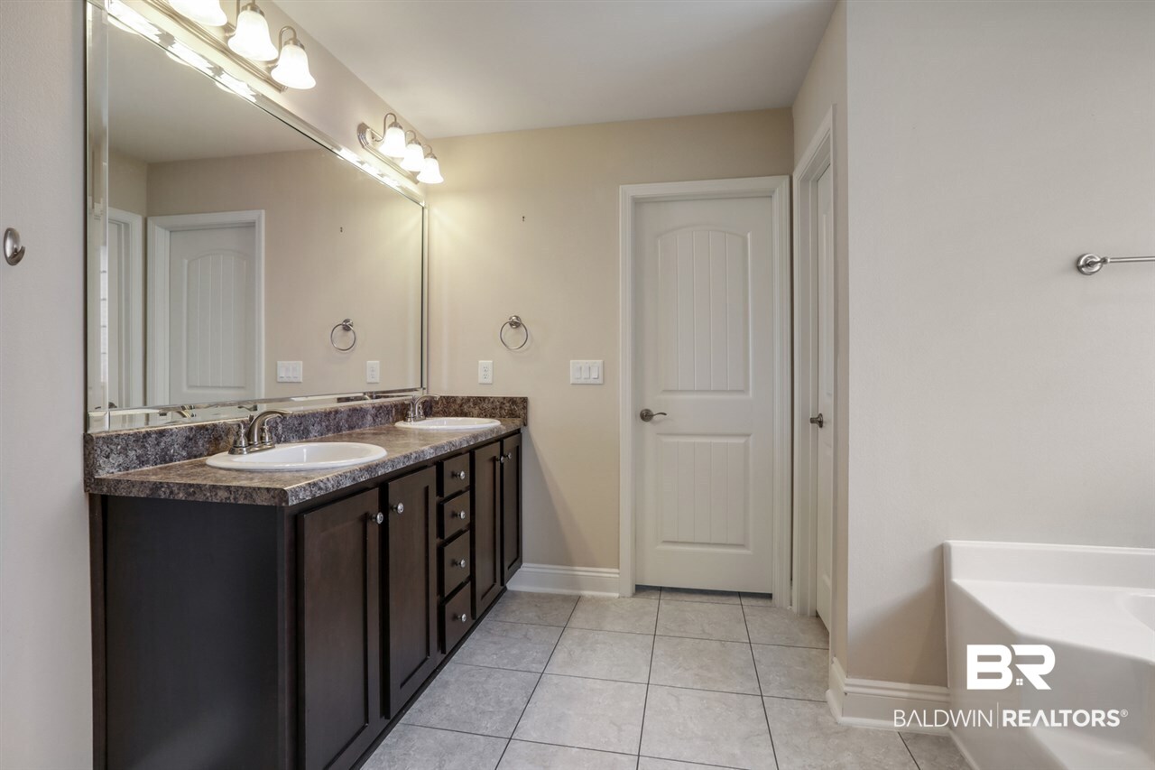 18955 Tralee Court Foley, AL 36535 - Photo 10 of 21 Master Bath