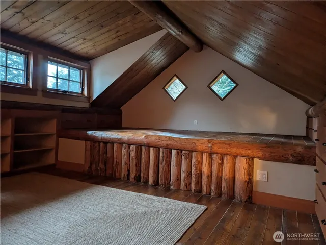 a view of livingroom with furniture