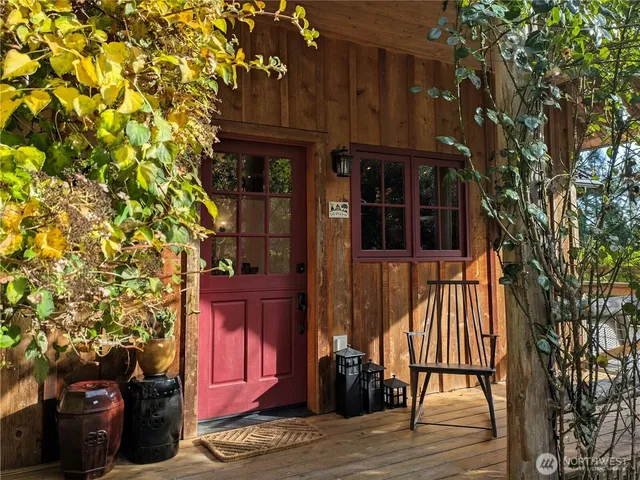 a view of a entrance of the house