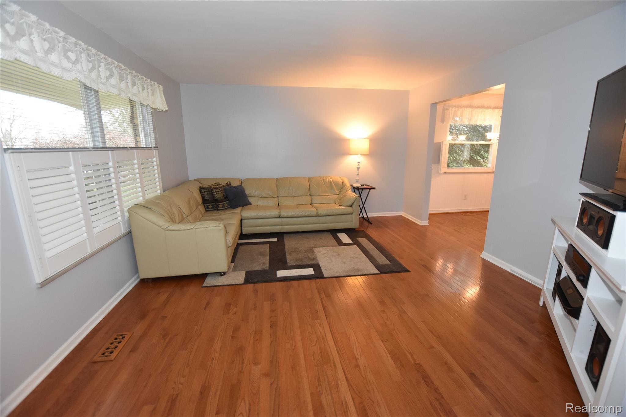1231 Stonehenge Road Flint, MI 48532 - Photo 8 of 20 Living Room Alt
