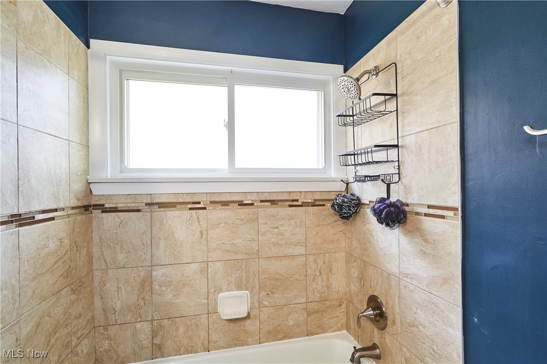 3100 West Ridgewood Drive Cleveland, OH 44134 - Photo 15 of 29 Full bath with tub / shower combination