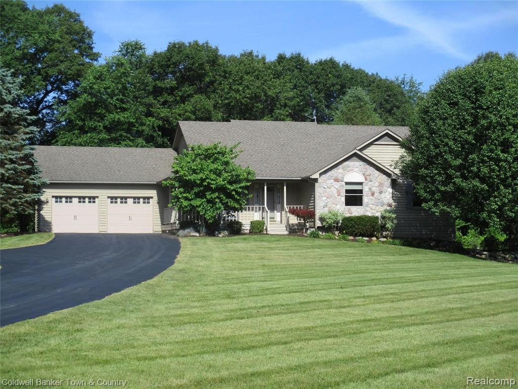 2319 East Coon Lake Road Howell, MI 48843 - Photo 2 of 31