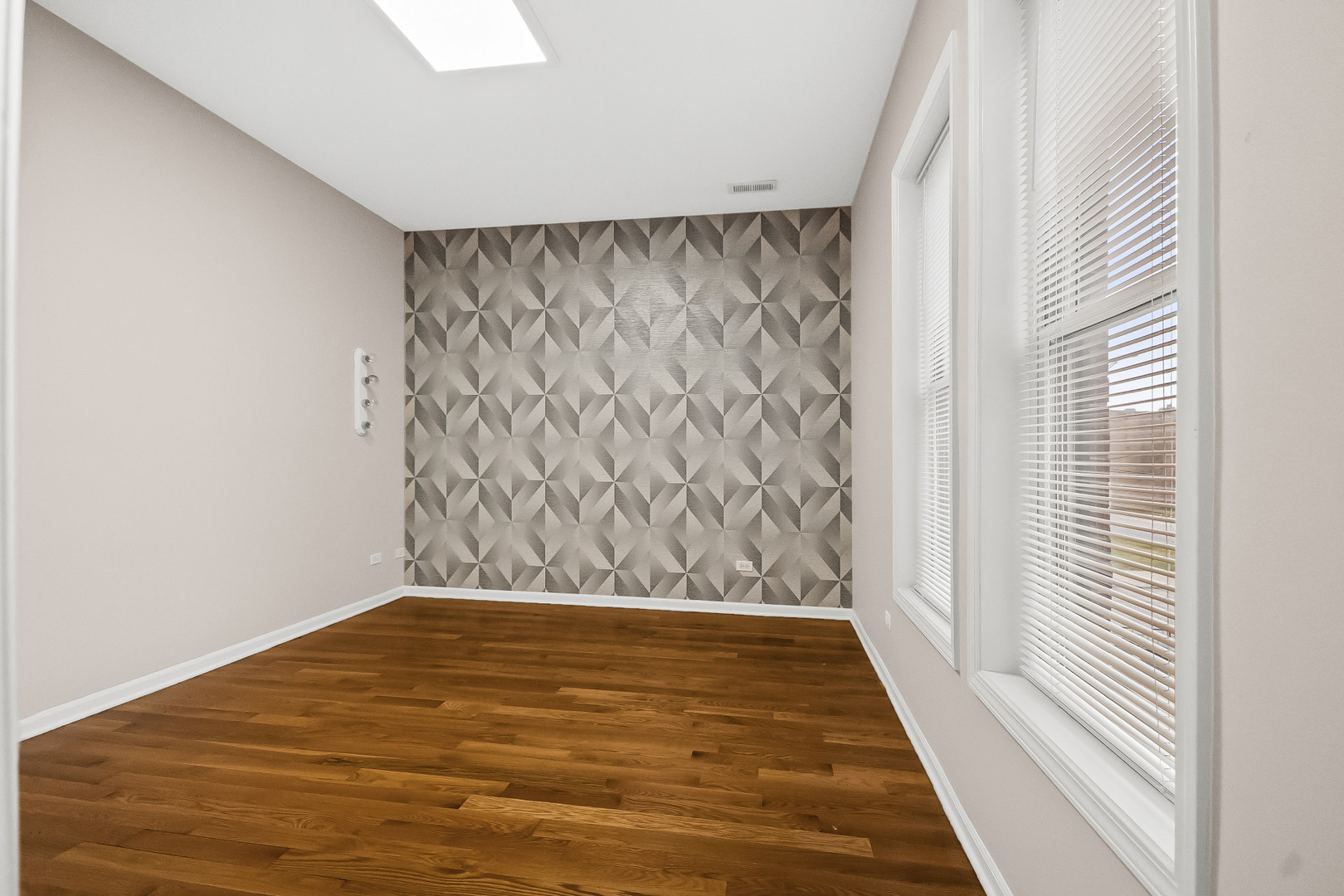 3986 South Drexel Boulevard, Unit 3N Chicago, IL 60653 - Photo 13 of 16 a view of an empty room and window